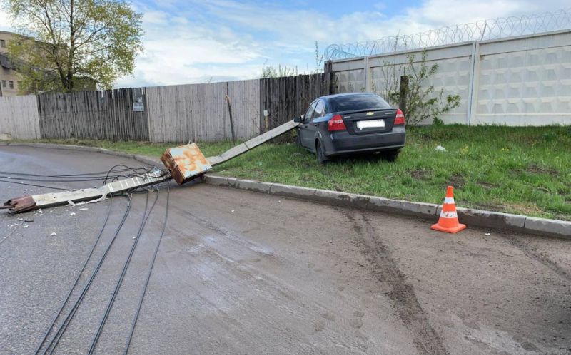 В Кирове водитель Chevrolet Aveo уронил столб