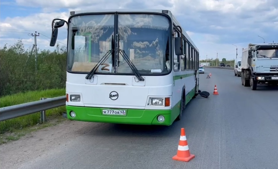 В Кирове у автобуса разорвалось колесо