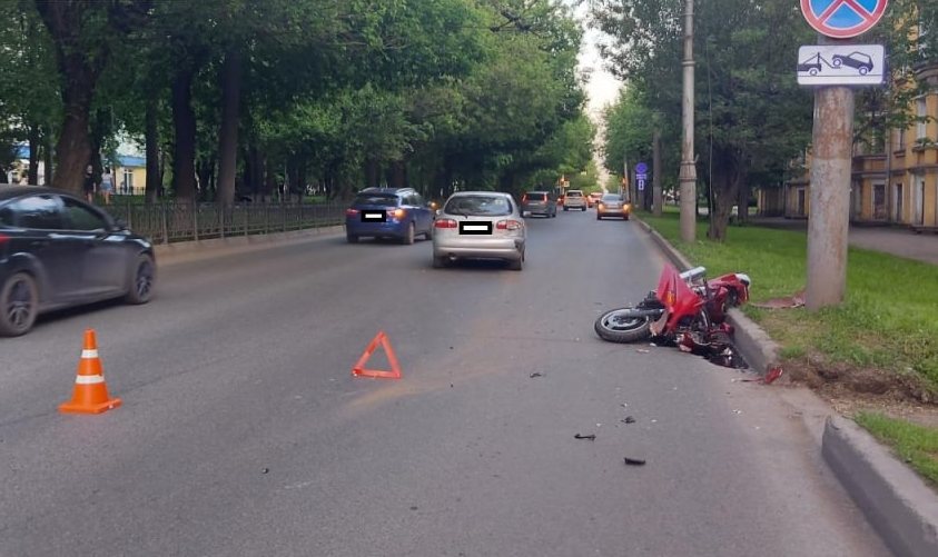 На Октябрьском проспекте разбился молодой мотоциклист