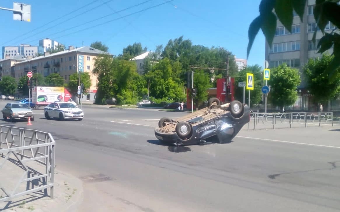 В центре Кирова перевернулся автомобиль