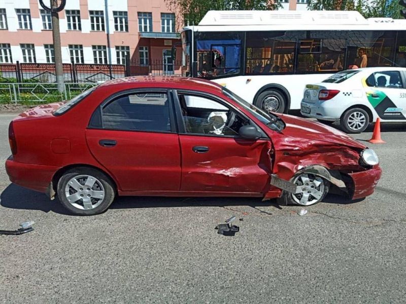 В Нововятске напротив школы произошла авария