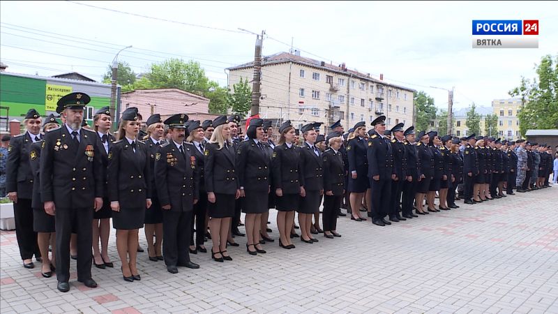 В УФССП Кировской области сотрудникам вручили ведомственные награды