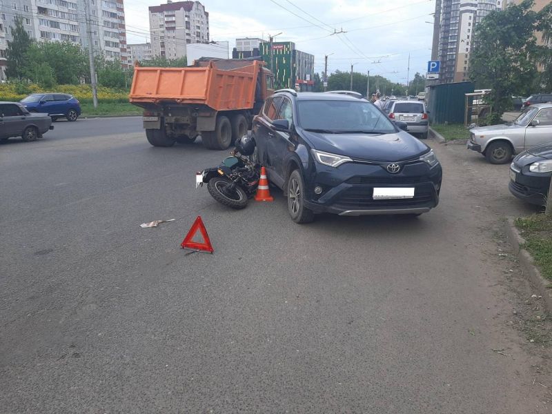 В Кирове водитель «Тойоты» подрезала мотоциклиста