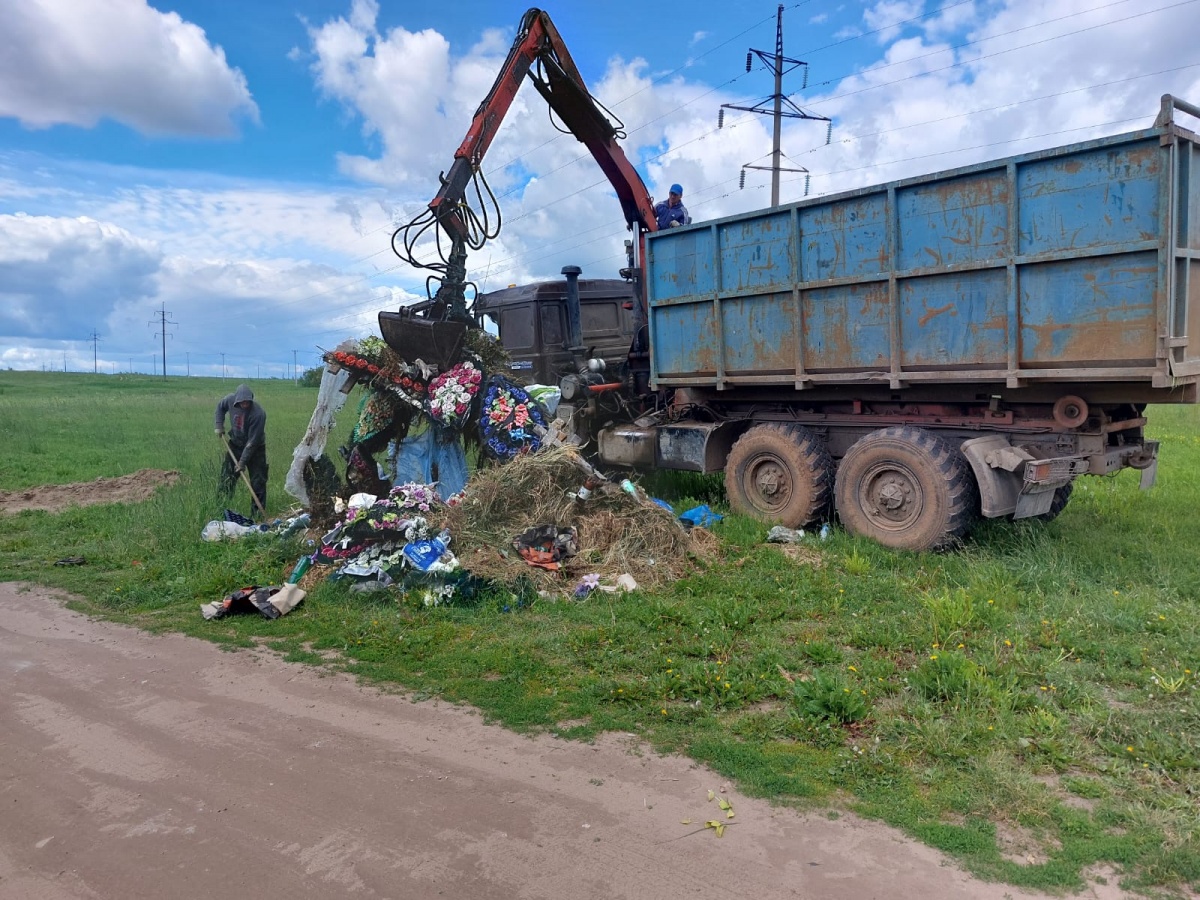 С кировских кладбищ вывезли более 1200 кубометров мусора