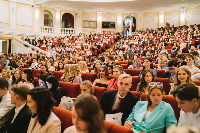 Лучшим выпускникам Кировской области в драмтеатре вручили медали