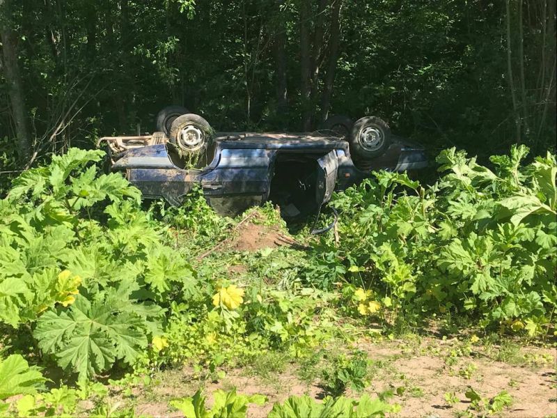 В Подосиновском районе опрокинулся автомобиль. Водитель погиб