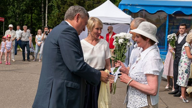 Кировские семьи наградили медалью «За любовь и верность»