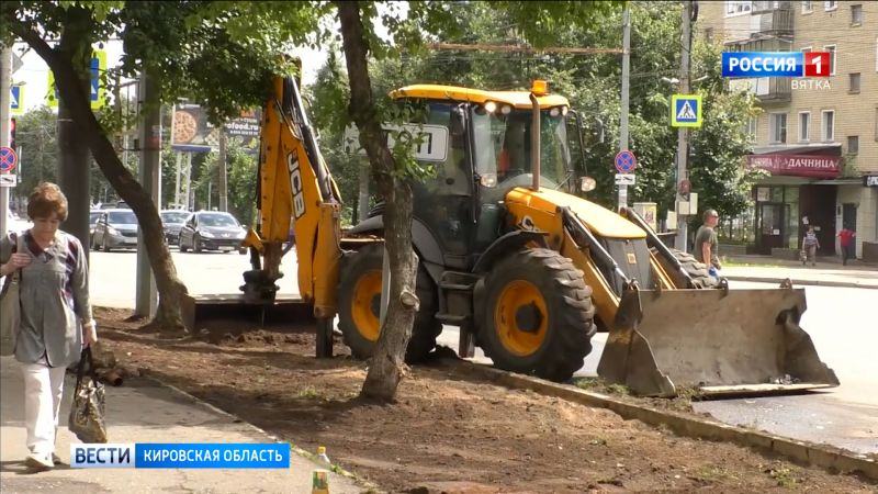 В Кирове приводят в порядок газоны на улице Воровского