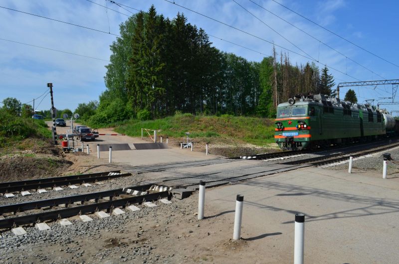 На железнодорожном переезде в Радужном ограничат движение