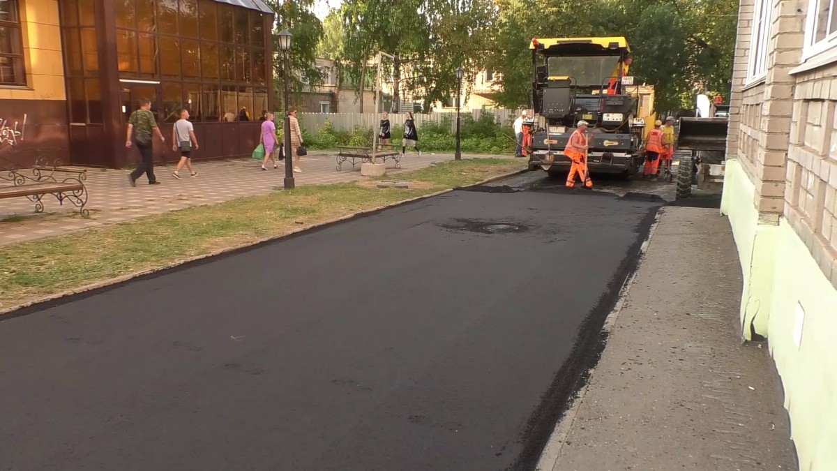 В переулке Технологическом асфальтируют пешеходную зону