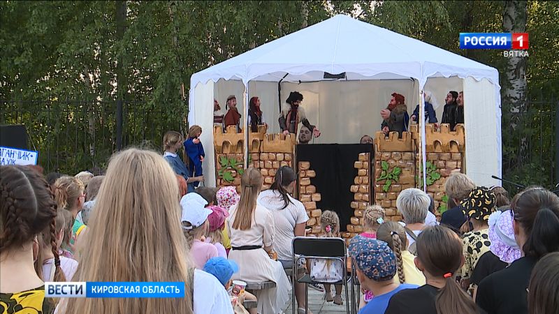 Жителей Лянгасово порадовал передвижной театр кукол «Балаганчик сказок»