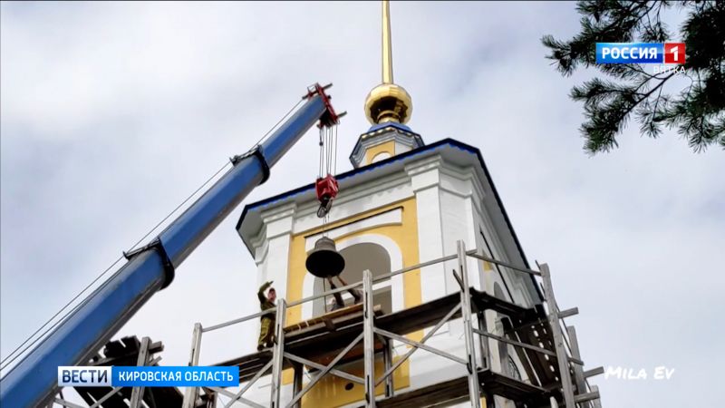 В Подосиновце на звонницу храма установили новые колокола