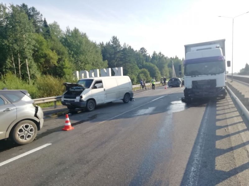 В Кирове столкнулись пять автомобилей: среди пострадавших ребенок