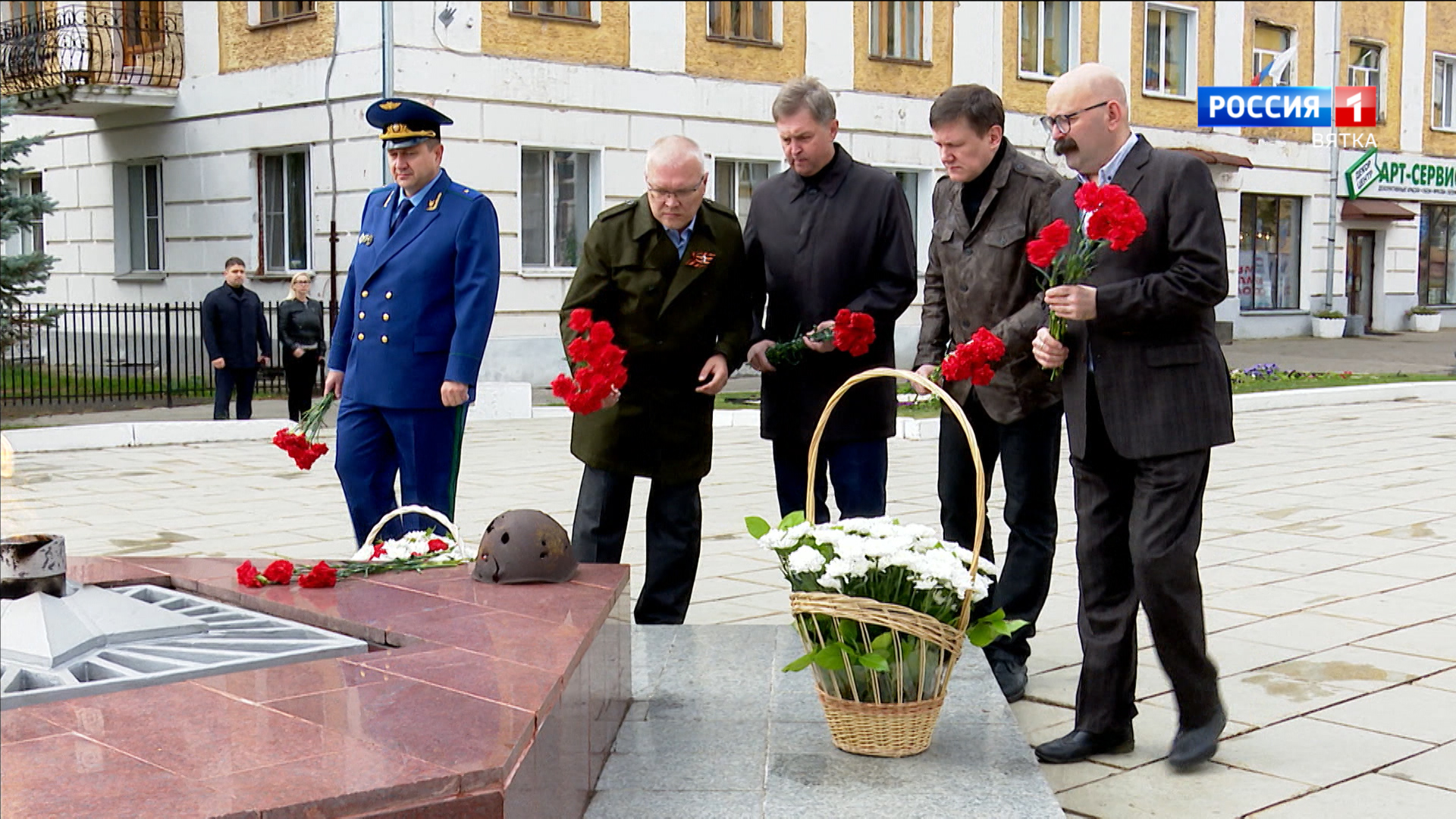 У «Вечного огня» в Кирове отметили день окончания Второй мировой войны