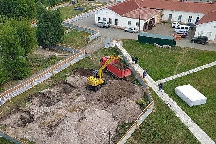 В Кировской больнице скорой медицинской помощи начали строить надземный пешеходный переход