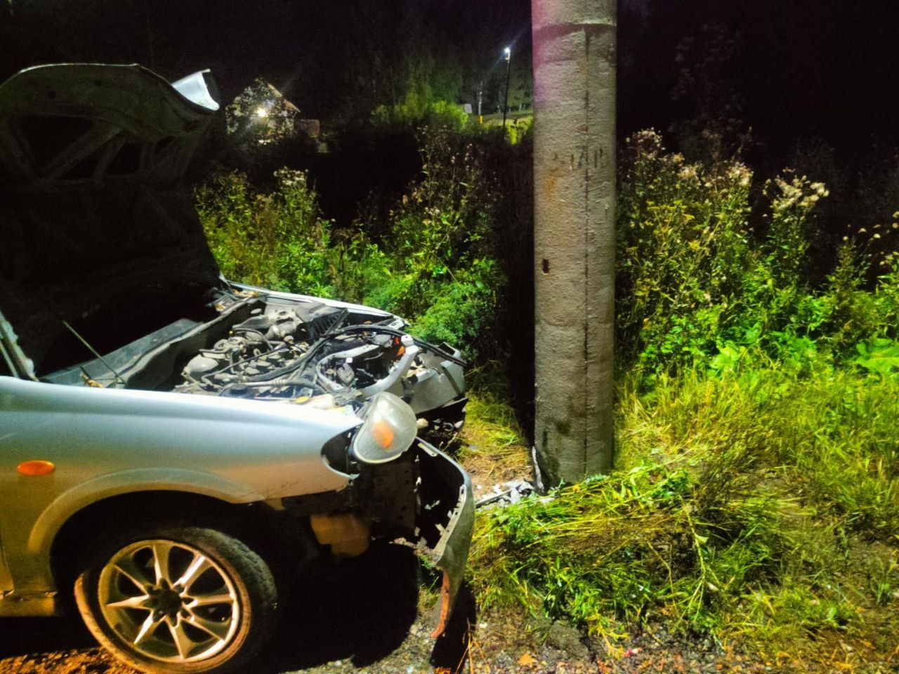 В Омутнинске водитель иномарки столкнулся с отечественным автомобилем и въехал в столб