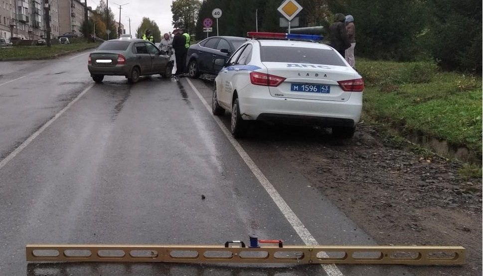 В Омутниске в ДТП на ул. Юных Пионеров пострадали два пенсионера