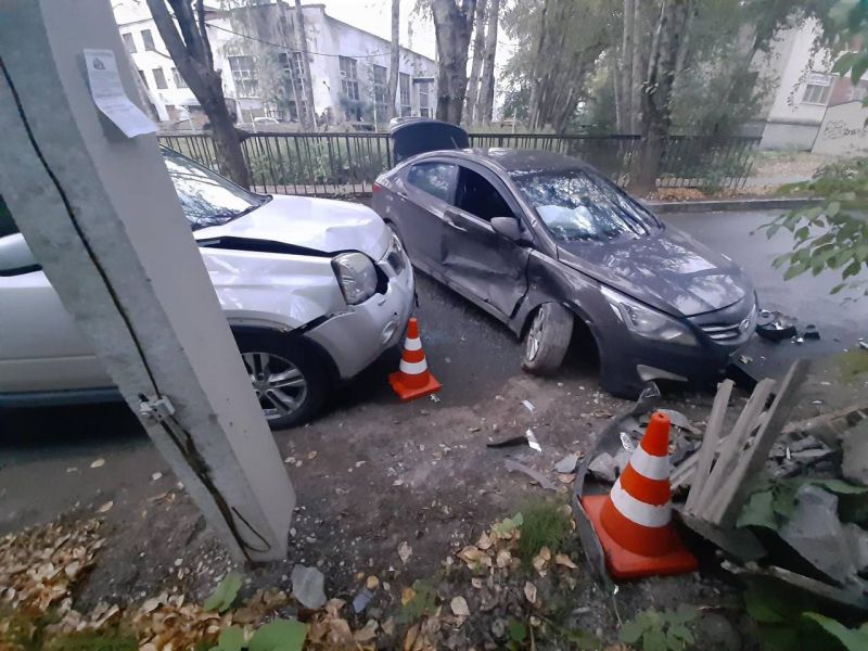 «Хендай Солярис» и «Ниссан» не поделили дорогу на улице Социалистической