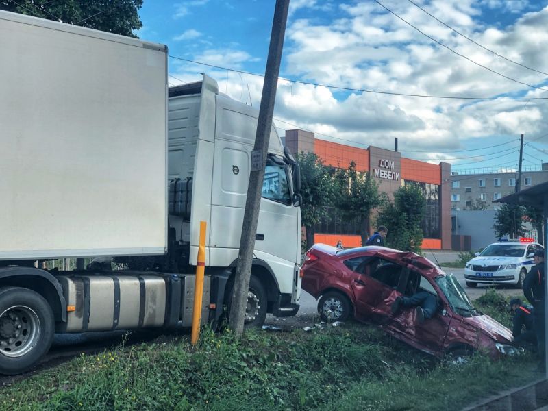 Легковушка въехала в фуру в Слободском