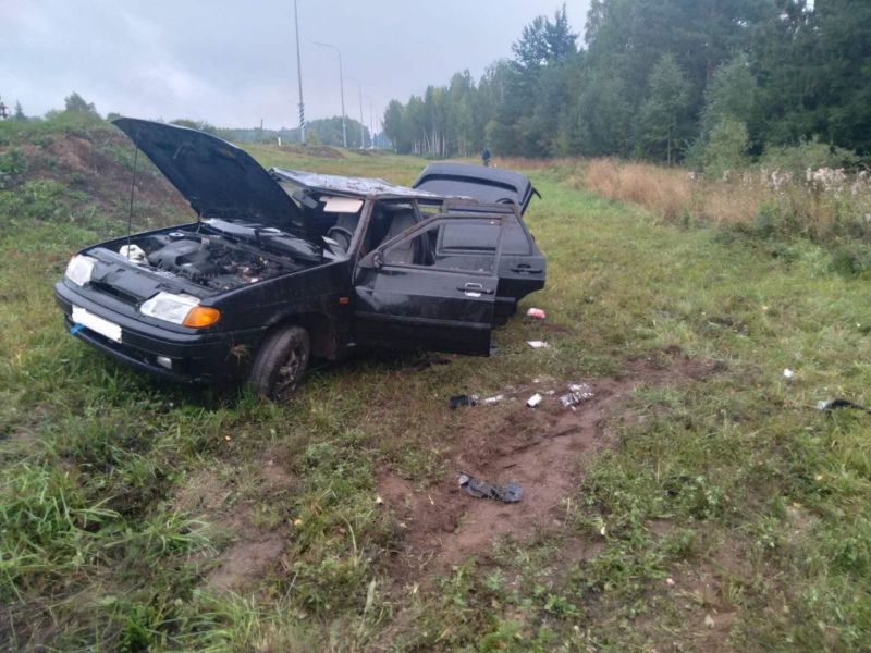 В Кировской области автомобиль съехал с дороги в кювет