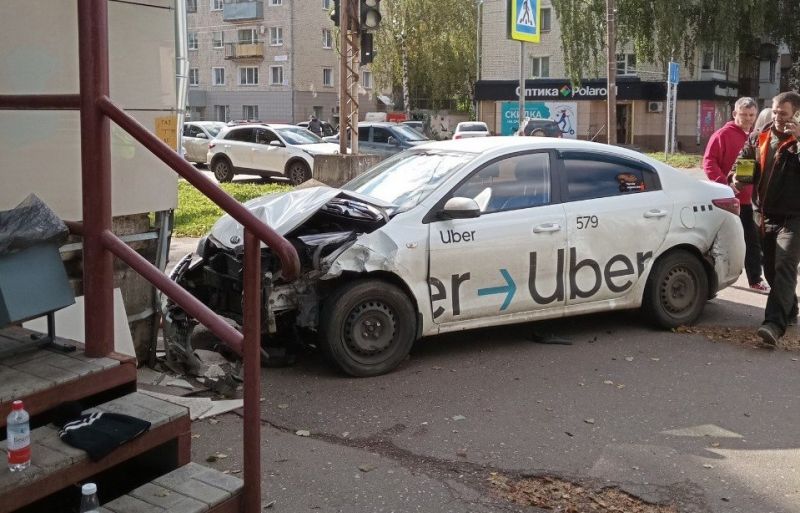 Кировский таксист влетел в угол здания в центре города