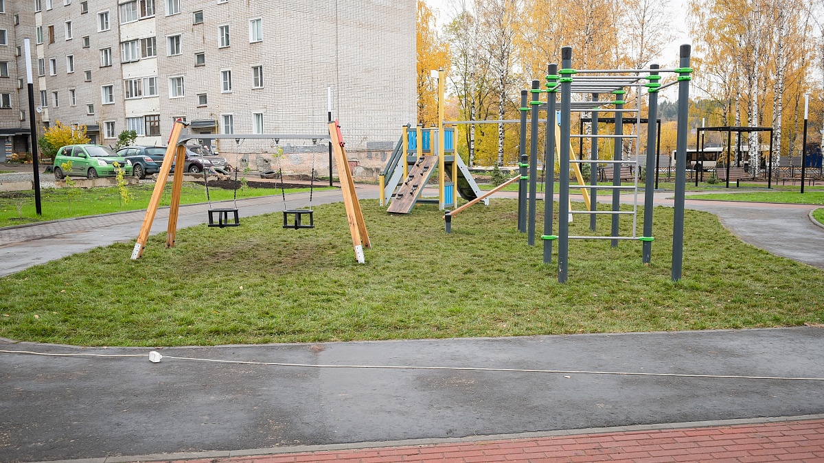 В Нововятске завершили благоустройство нового сквера | 12.10.2022 | Киров -  БезФормата