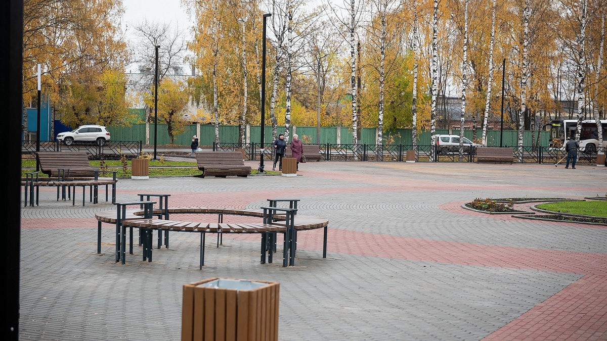 В Нововятске завершили благоустройство нового сквера | 12.10.2022 | Киров -  БезФормата