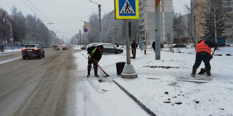 Киров от снега очищают 70 машин и 90 дворников