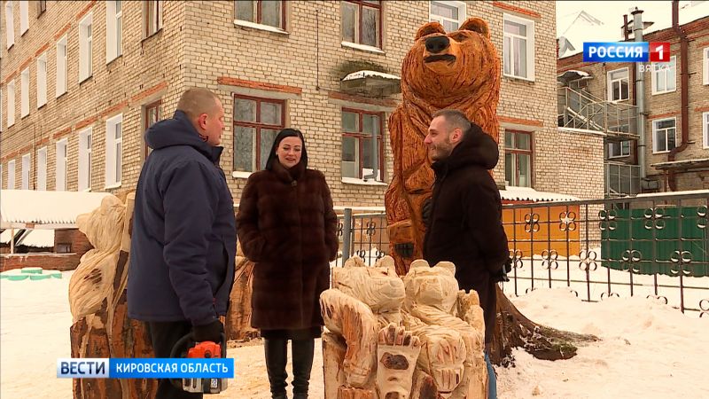 Умелец из Кирово-Чепецка создал из дерева медведицу с медвежатами