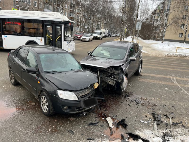 В Кирове столкнулись две машины