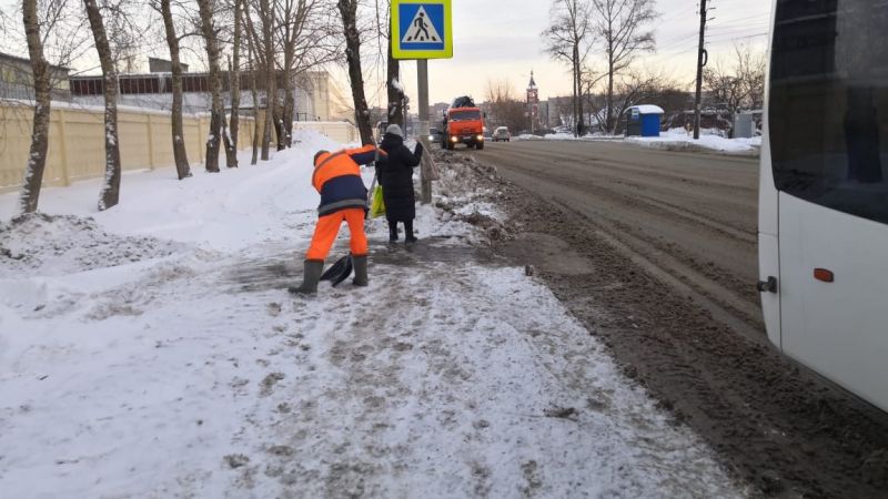 Руководителям дорожных служб посоветовали больше ходить по кировским тротуарам