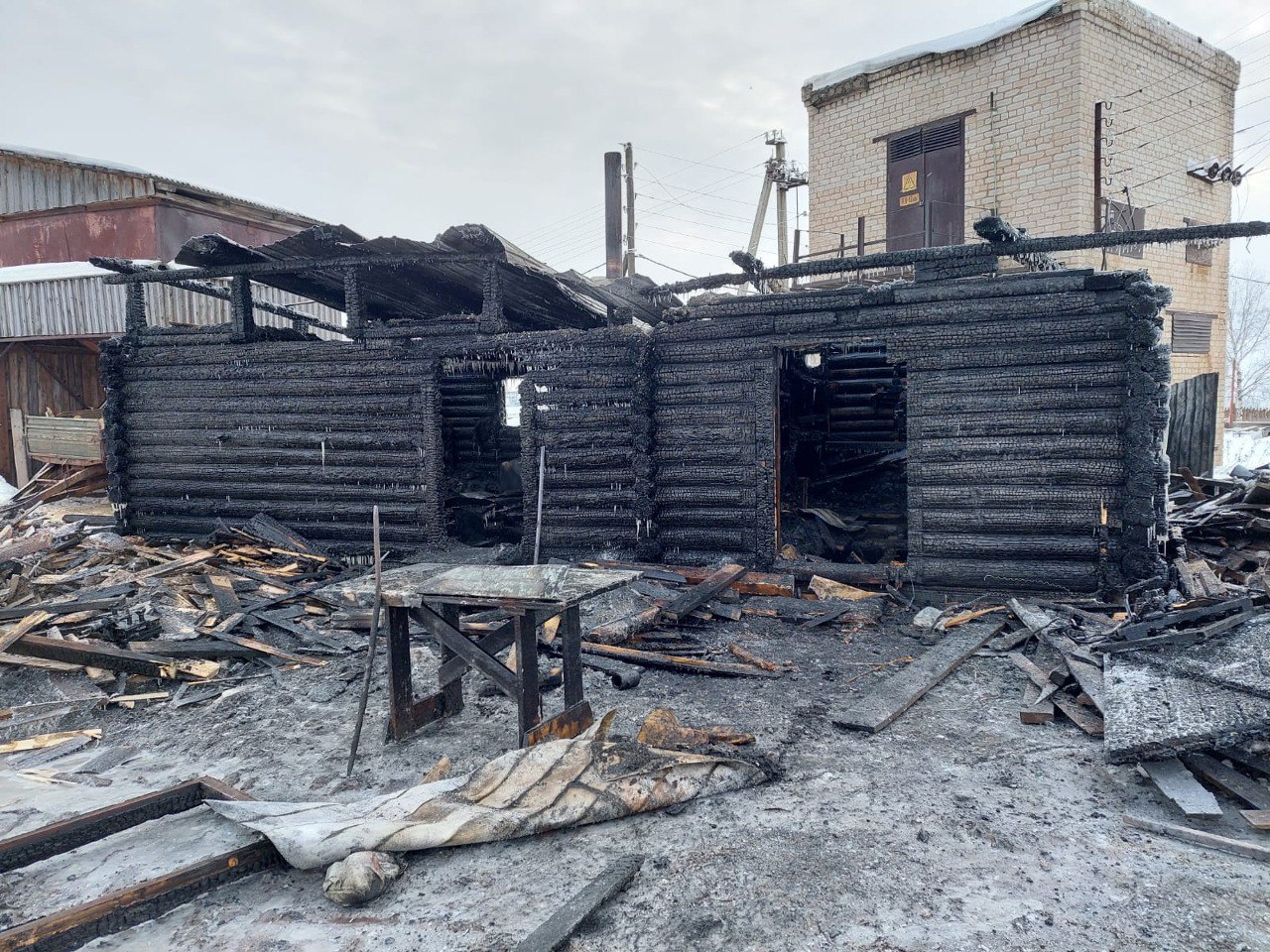 В Юрьянском районе во время пожара в лесопильном цехе погиб молодой человек