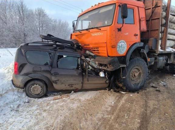 В Слободском районе столкнулись легковой автомобиль и лесовоз: четыре человека погибли