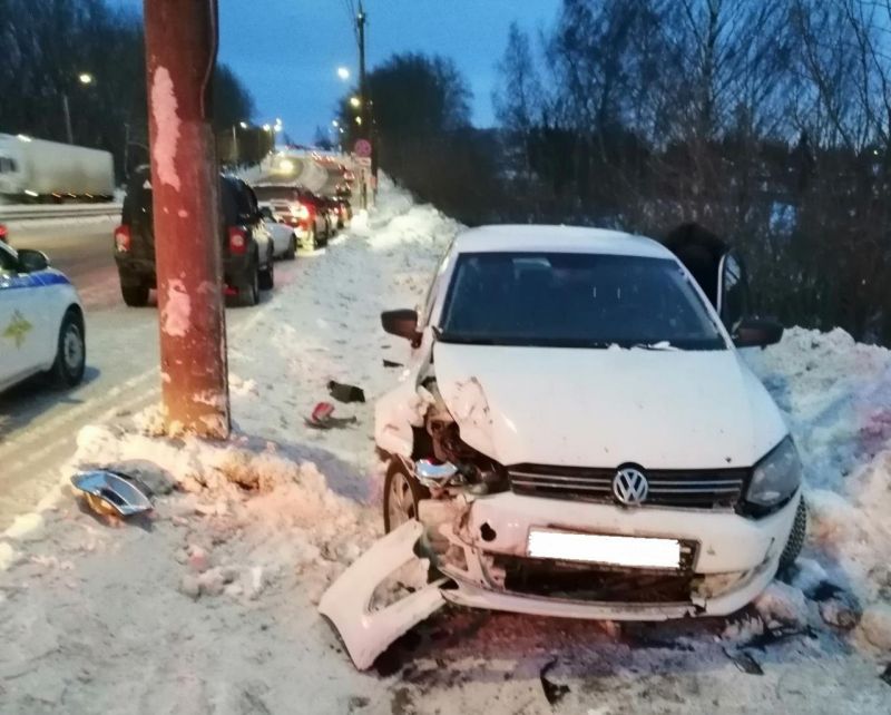 В результате столкновения трех иномарок в Кирове пострадала девушка-водитель