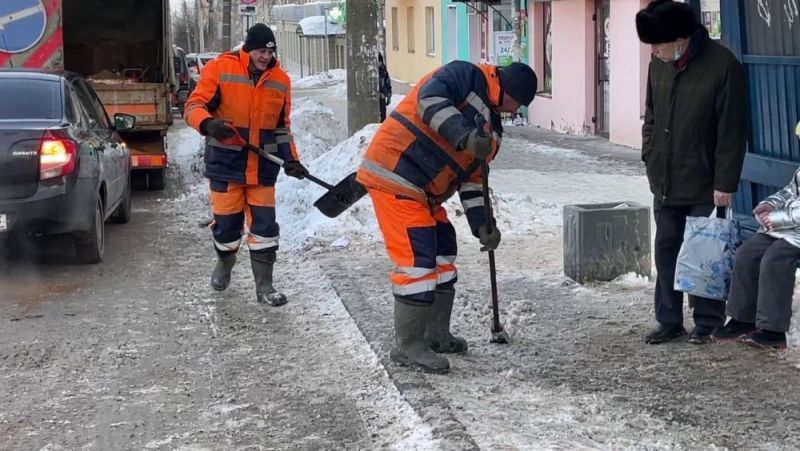 В Кирове убирают лед на остановках общественного транспорта