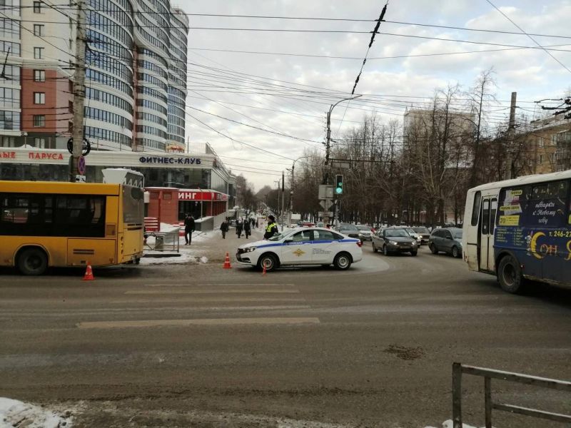 На пешеходном переходе в Кирове автобус сбил несовершеннолетнюю