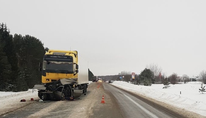 В Пижанском районе фура «разорвала» отечественную легковушку: два человека погибли