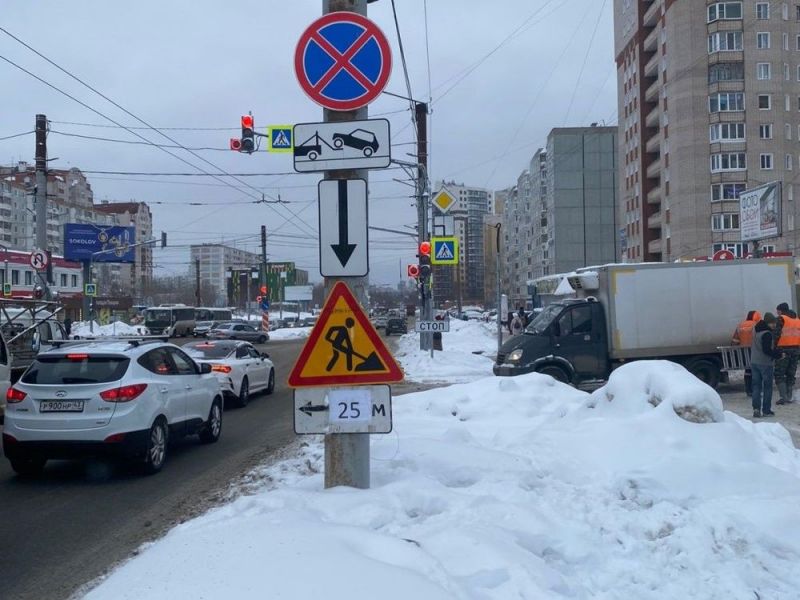 По просьбам кировчан на перекрестке Юровская-Строителей опять поменяли работу светофора