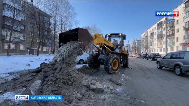 В Кирове в уборке улиц задействовали новую спецтехнику