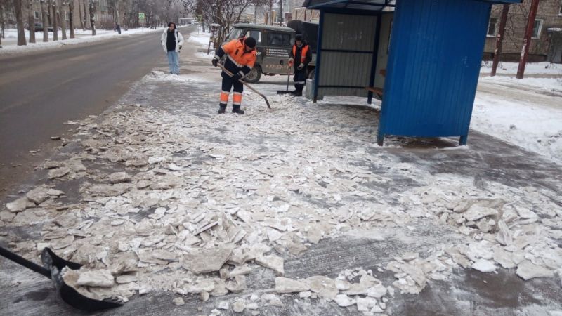 Подрядчикам поручено незамедлительно расчистить кировские тротуары от льда