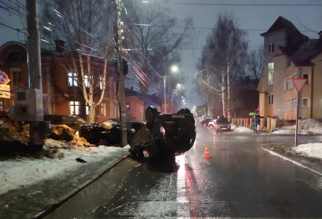 В центре Кирова опрокинулся автомобиль, есть пострадавшая