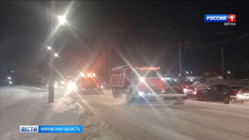 В Кирове подрядчики устраняют последствия снегопада