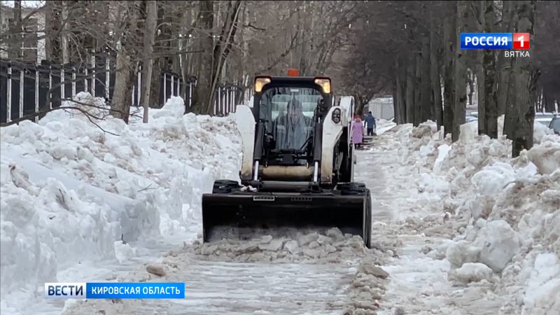 В Кирове до твердого основания очистили более 60% тротуаров