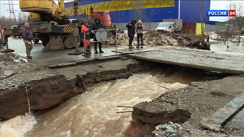 В Кирове на улице Луганской обвалилась дорога