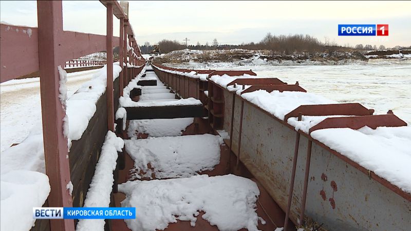 В пяти районах Кировской области развели понтонные мосты