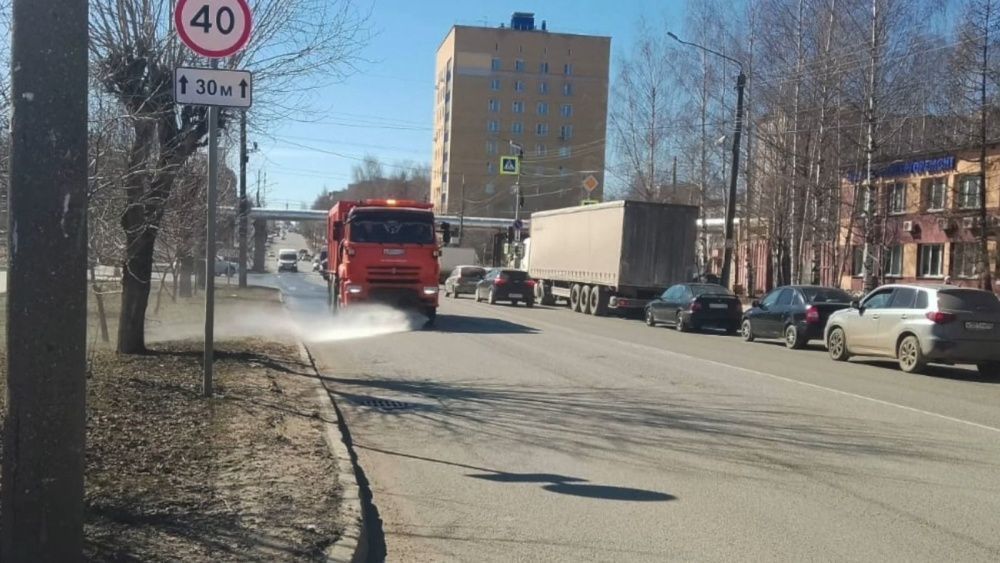 Уборку улиц в Кирове подрядчики ведут круглые сутки