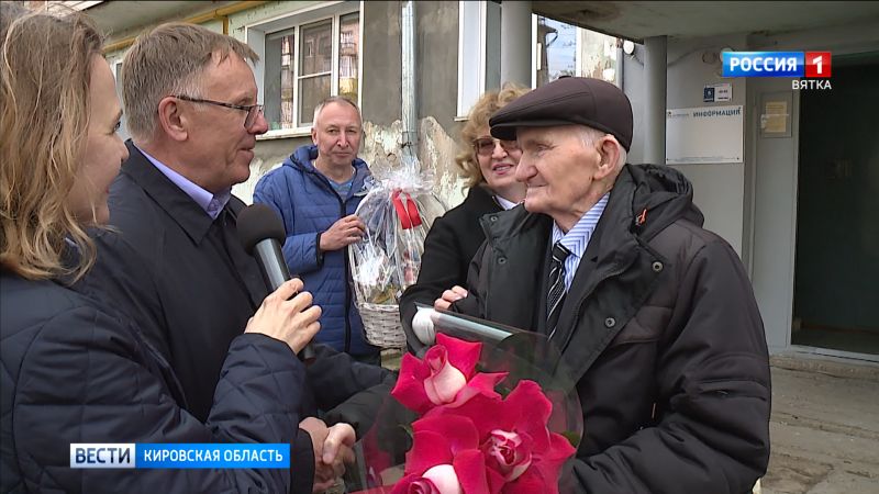 Кировских ветеранов начали поздравлять с Днем Победы концертами во дворе дома