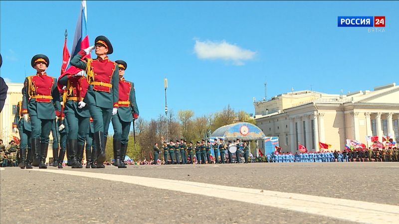 В Кирове на Театральной площади состоялся парад Победы