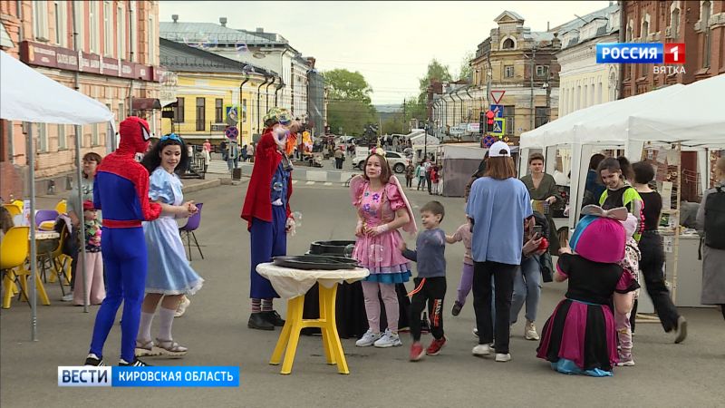 В минувшие выходные по пешеходной Спасской прошли более 100 тысяч человек