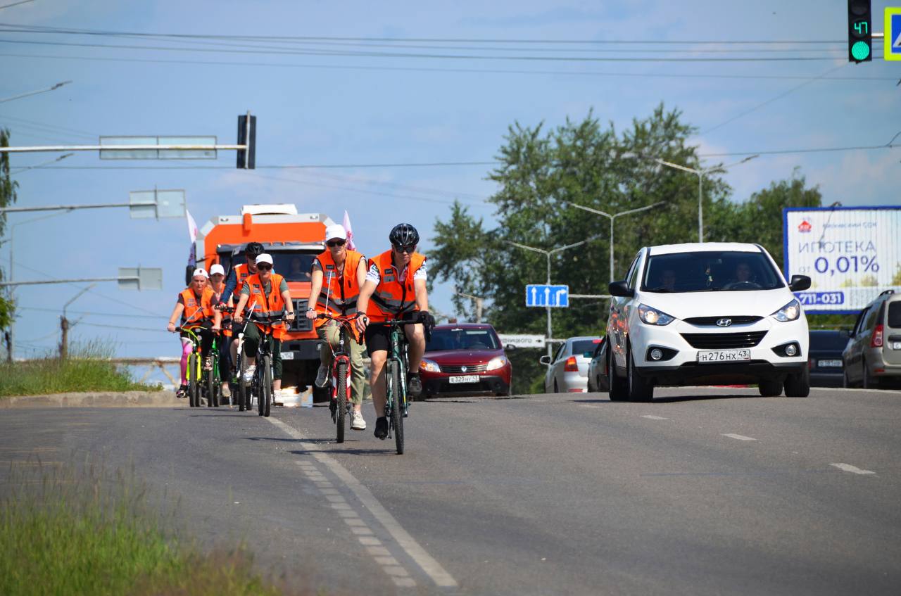 В Кирове прошел велопробег в честь Международного дня привлечения внимания к железнодорожным переездам